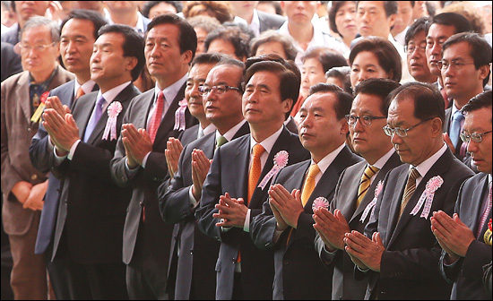 2012년 5월 28일 오전 서울 종로구 조계사에서 열린 불기2556년 부처님 오신날 봉축법요식에 참석한 정치인들이 합장을 하고 있는 모습. 