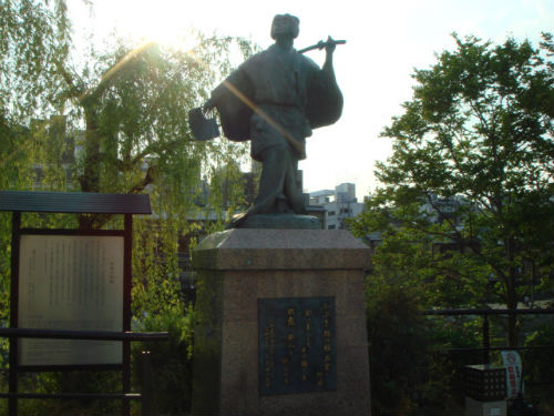　　가모가와 강가에서 추던 이즈모 오쿠니의 동상입니다. 사람들은 일본 가부키가 이곳에서 시작되었다고 합니다.