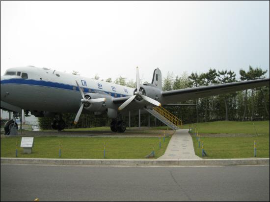 1969년부터 73년까지 박정희 대통령이 탔던 'C-54 SKYMASTER' 대통령 전용기