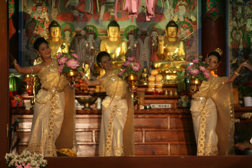 태국 왕실 공연단이 부처님께 올리는 춤을 공연하고 있다