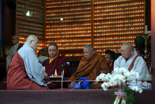봉축식에는 외국에서 특별한 손님이 오셨다. 앞줄 왼쪽 두 번째가 티벳 출신의 캄튤 린포체 스님이고 세번째는 태국 국왕 특사인 프라탐바라자라야 스님이다. 오른쪽에 게신 분이 여수 흥국사 주지스님이다. 
