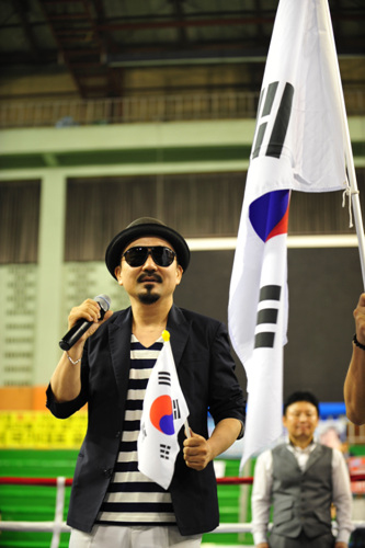  김민욱 경기에 앞서 애국가를 부르는 박상민