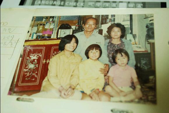 앞줄에서 좌측부터 어머니, 이모, 삼촌 이며, 뒷줄은 외할아버지와 외할머니