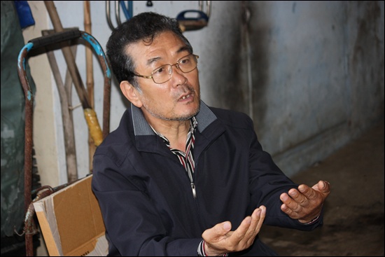 심옥동의 유복자 심질수씨가 2009년 5월 돌산읍 죽포리 김소동씨의 집에서 가진 인터뷰에서 전사한 아버지에 대한 이야기를 나누고 있다.