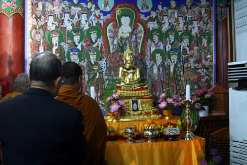 푸미폰 태국국왕이 보낸 사사다 불상 봉축식에 태국 스님이 예를 올리고 있다