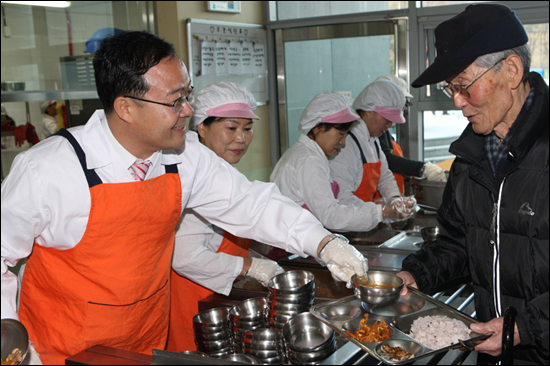 아름채 노인복지회관에서 배식 봉사활동을 하고 있는 김성제 의왕시장
