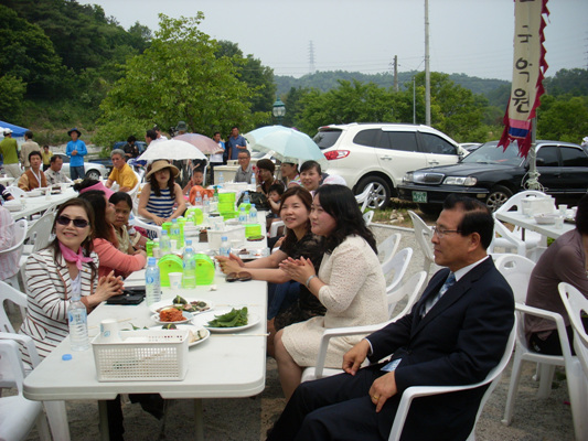 무주암 다문화가족 축제  새한국인들이 이건식 김제시장과 함께 어울리며 즐거운 시간을 보내고 있다. 
