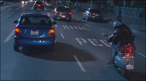 영화 <예스맨>의 한 장면. 기아차 프라이드 뒷모습으로 알려져 있다
