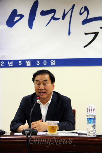  '49일 50일 국민속으로 민심대장정'에 나선 새누리당 이재오 대통령 예비후보는 30일 경남을 방문해, 이날 오전 경남도의회 대회의실에서 기자간회를 가졌다.