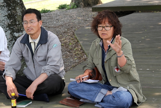  사천환경련의 입장을 설명하고 있는 김향진 사무국장(사진 오른쪽). 