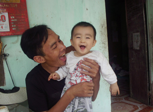 베트남 하노이에 사는 아홉살의 흐엉, 사랑하는 아버지와 남동생의 모습이다