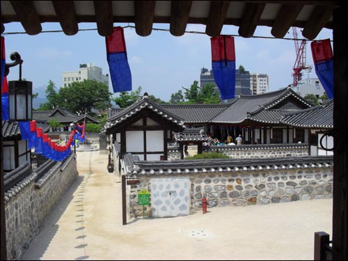 조선시대 사대부 가옥들이 전시되고 있는 남산한옥마을. 서울시 중구 필동 소재. 