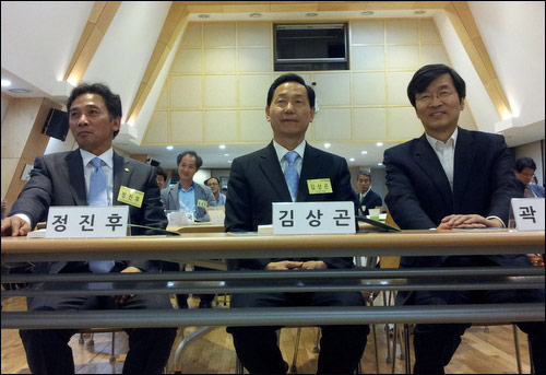 30일 오후 교육개혁100인위원회 회의에 참석해 나란히 앉은 정진후 의원, 김상곤 교육감, 곽노현 교육감(왼쪽부터).