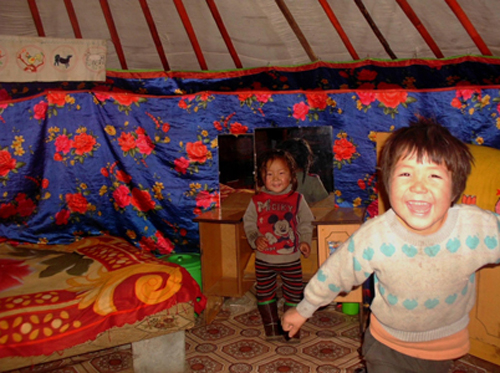 몽골 울란바타르에 사는 열한살 툽신치멕, 전형적인 몽골의 천막가옥인 게르에서 동생들과 살고 있다