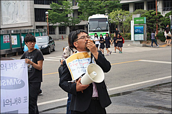 류승완 박사가 성균관대 본부를 향해 강의배정 철회 항의 거리강연을 방해하지 말라고 외치고 있다. 