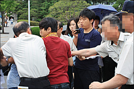 5월 30일 류승완 박사 강의배정 철회를 요구하는 거리강연을 막기위해 성균관대 관계자들과 학생들이 다투고 있다. 
