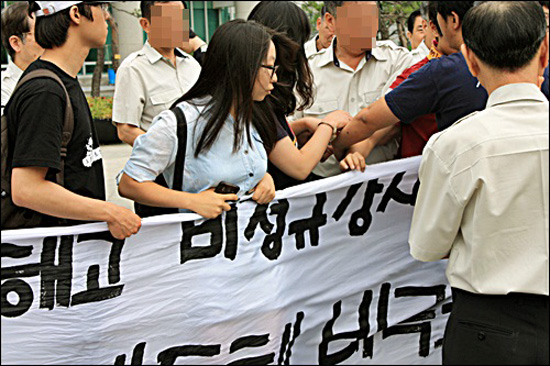 류승완 박사의 거리강연을 두고 학교 관계자들이 저지하고 있다.