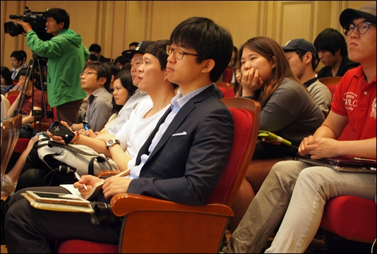 31일, 애플의 공동 창립자인 스티브 워즈니악이 서울 한양대학교에서 특별 강연을 가졌다. 청중들이 워즈니악의 강연을 듣고 있다.