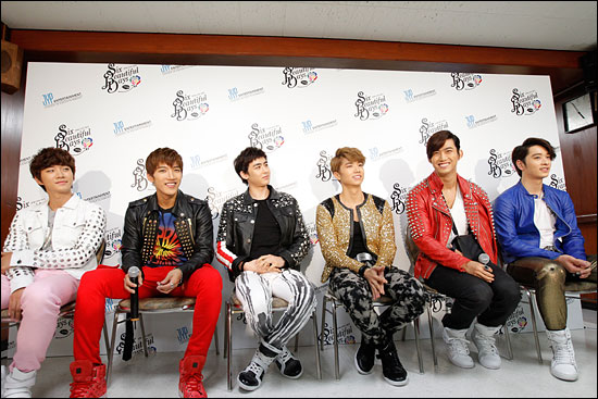 30일 일본 도쿄 부도칸에서 열린 <식스 뷰티풀 데이즈> 간담회에서 2PM 멤버들이 취재진의 질문에 답하고 있다. 