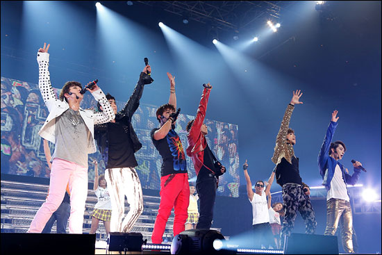  31일 일본 도쿄 부도칸에서 열린 콘서트 <식스 뷰티풀 데이즈>에서 2PM 멤버들이 공연을 펼치고 있다. 