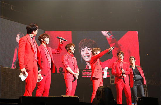  31일 일본 도쿄 부도칸에서 열린 콘서트 <식스 뷰티풀 데이즈>에서 2PM 멤버들이 공연을 펼치고 있다. 