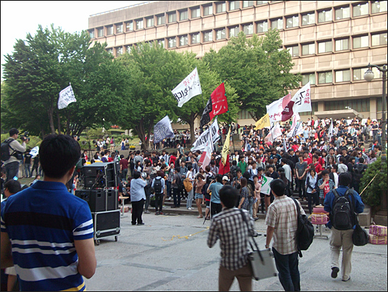 학생총회에 참여하기 위해 아크로(서울대 중앙도서관 앞 계단광장)에 모인 학생들