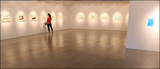 가와세 하스이의 작품이 전시되어 있는 경북대 미술관 2전시실의 모습. 그의 이력과 작품을 해설한 푸른 포스터가 사진 오른쪽에 보인다.