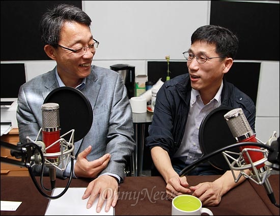 김성식 전 의원(왼쪽)과 진중권 교수가 팟캐스트 방송 <이슈 털어주는 남자>의 금요일 고정 프로그램 '전방위토크'에 출연하고 있다.