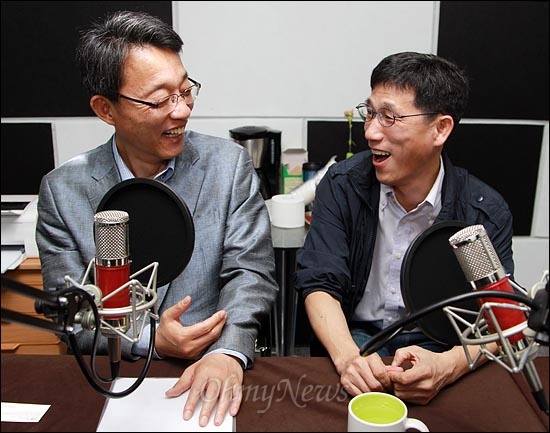 <오마이뉴스> 팟캐스트 방송 <이슈 털어주는 남자>에 출연한 김성식 전 의원(왼쪽)과 진중권 교수. 사진은 지난 6월 1일 녹음 당시.