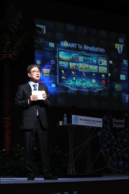 윤부근 삼성전자 CE(소비자가전) 담당 사장이 1일 오전 제주 국제컨벤션센터에서 열린 디지털케이블TV쇼에 참석해 '스마트TV의 미래'를 주제로 키노트 연설을 하고 있다.