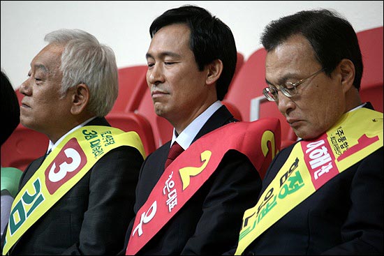 당 대표 경선에 참여한 세 후보의 표정이 자뭇 진지하고 엄숙하다.(왼쪽부터 김한길 후보, 우상호 후보, 이해찬 후보)
