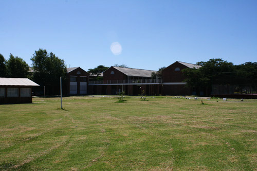 앞에 보이는 건물 하나 전체가 과학 실험실이다. 대부분의 학교가 잔디로 둘러쌓여 있는 모습을 볼 수 있다.