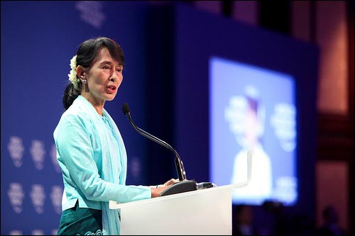 태국 방콕에서 열린 세계경제포럼 동아시아 회의에서 연설하고 있는 아웅산 수치