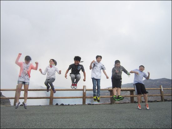 지난 30일, 아소산 나카다케 분화구를 배경으로 점핑 사진을 찍는 아이들