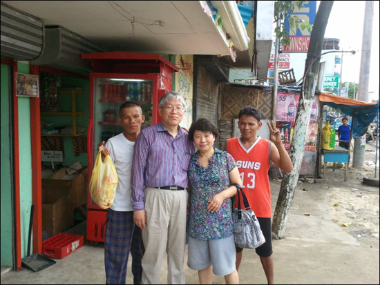 필리핀 현지인 Chabi(왼쪽)와 Giovani가 우리 일행의 막탄 일주를 시종일관 도와주었다.