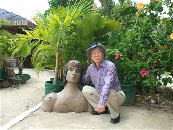라푸라푸는 필리핀 국민 영웅이었다. 그와 친근하게 사진을 찍을 수 있도록 정원 한편에 라푸라푸 흉상을 세워두고 있었다.
