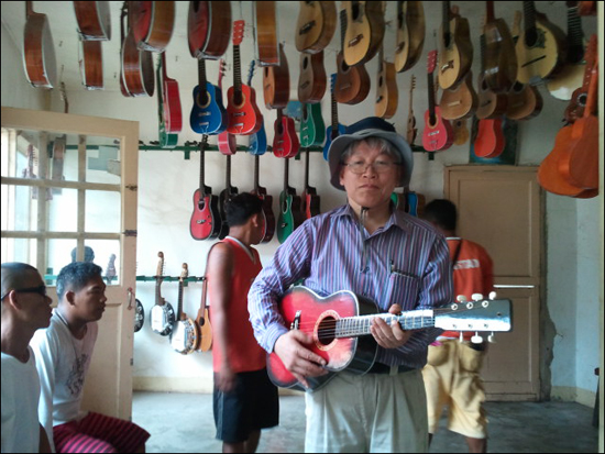 막탄에서 손으로 만들어지는 기타는 세계적으로 유명하다고 한다. 주인이 안겨준 기타를 메고 포즈를 취했다.