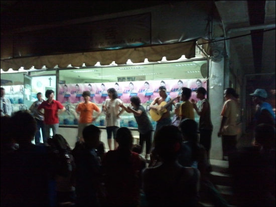 아이들을 포함하여 현지 주민 50여 명과 함께 지난 5월 30일 오후 8시 30분에 한국식품 앞 공터에서 노상 예배를 드랬다.