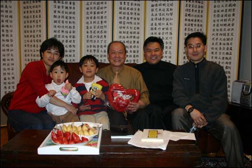 뉴욕에서 만난 옛 제자와 가족들과 즐거운 한때(오른쪽부터 김창현, 신민철, 필자, 그리고 신민철 부인 이지수 씨와 자녀들)
