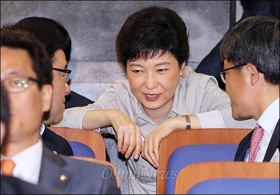 새누리당 박근혜 전 비대위원장이 1일 오후 국회에서 열린 국회의장 및 부의장 후보자 선출을 위한 의원총회에서 의원들과 얘기를 나누고 있다.