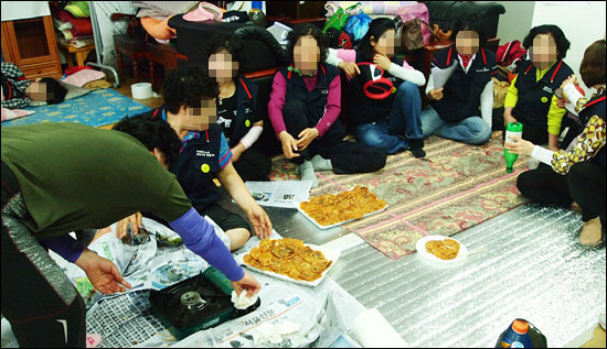 청소노동자들이 김치전을 부치고 있다.
