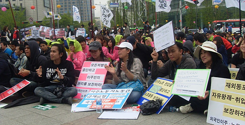 올해 5월 1일 노동절 행사에 참석하여 차별반대와 비동포 미등록 이주노동자 전면 합법화를 요구하는 이주노동자들.