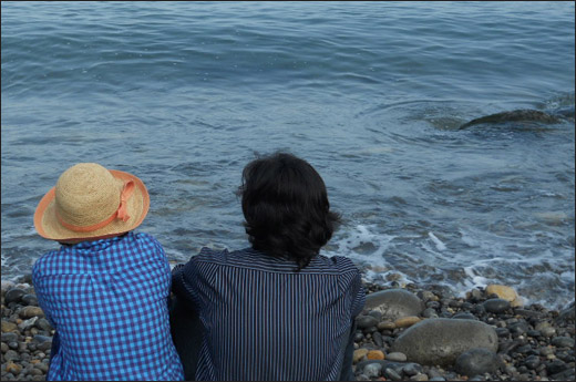 김성호 씨와 부인 이경미 씨가 청산도 해변에 앉아 바다를 바라보며 고향에서의 밝은 미래를 설계하고 있다.