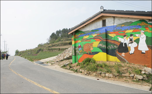  청산도 당리마을 벽화. 김성호 씨를 비롯 완도문화관광해설가들의 모임인 '청산애'가 청산도를 찾은 여행객들에게 볼거리 하나라도 더 제공하자는 의미로 그린 것이다.