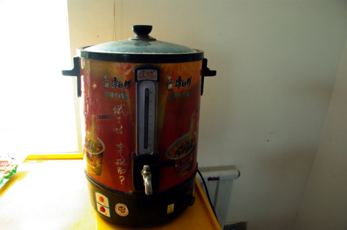 중국 편의점에서 사용하는 물 끓이기.