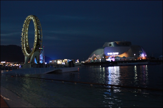 여수엑스포의 최대 볼거리를 제공하고 있는 빅오 해상무대에서 박람회 기간중 K-POP 등 많은 문화공연이 펼쳐지고 있다. 