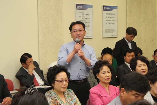 박동주  KAI민영화 저지를 위한 사천시민사회단체 연대회의 집행위원장이 김두관 지사에서 질문을 던지고 있다. 