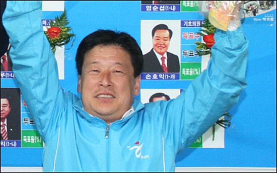 2010년 6·2지방선거에서 한나라당 비례대표 2번으로 경주시의원에 당선된 박귀룡 후보. 그는 6월 4일 시의원직 사직서를 제출했다.