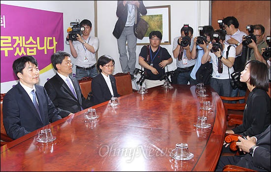 부정경선 파문으로 사퇴압박을 받아온 이석기-김재연 통합진보당 의원이 5일 오전 국회에서 열린 의원단 간담회에 참석하고 있다.