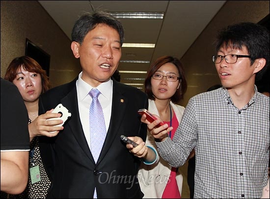 김선동 통합진보당 의원이 5일 오전 국회 의원단대표실에서 구 당권파 의원들만 참석한 가운데 열린 간담회를 마치고 나오며 기자들의 질문을 받고 있다.